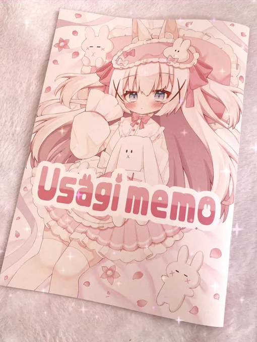 イラスト本とオーロラアクキー届いた!! どっちも印刷綺麗 アクキーは73mmくらいなので大きめサイズになってます