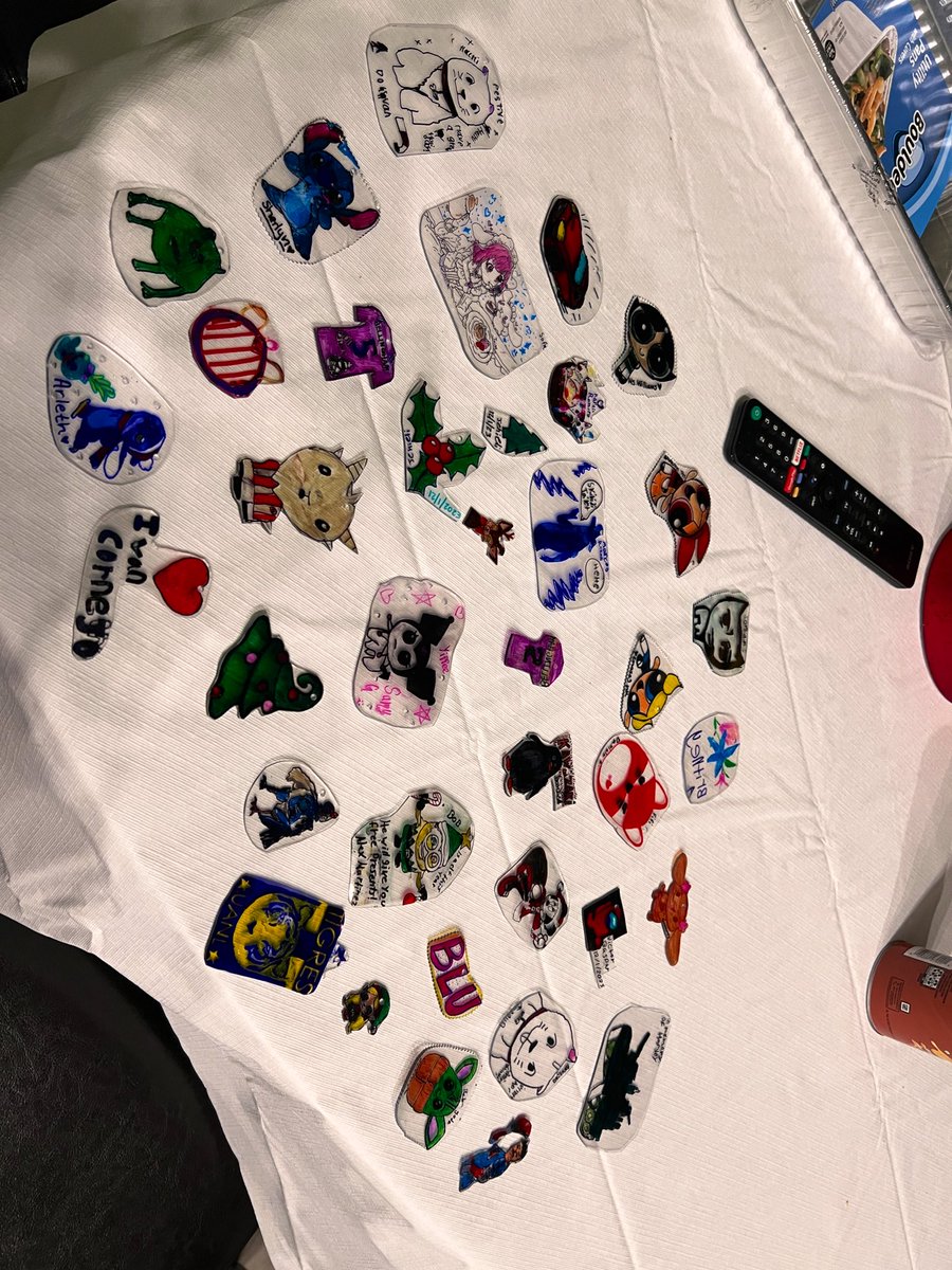 Continuing the traditions! Making our own ornaments to add our special touch to our tree! ❤️ #myfav #ornaments #traditions #classroomcommunity #happystudents #happyteacher