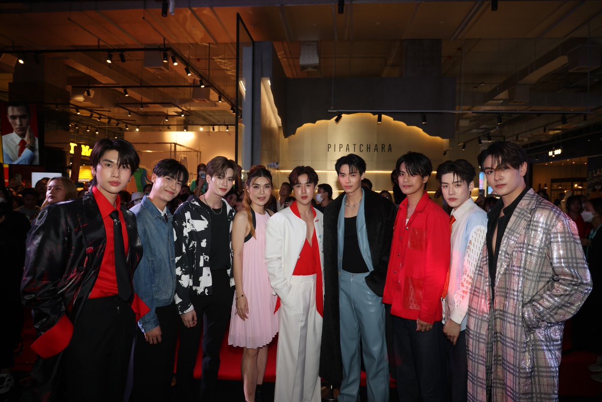 GMMTV's tweet photo. ศิลปิน GMMTV ยกทัพร่วมเดินพรมแดง THE UNIVERSE OF SUPERSTARS เพื่อเปิดตัวศูนย์การค้า EMSPHERE อย่างเป็นทางการ
นำทีมโดย "วิน, โอม, จุง, ดัง, อาร์ม, ก๊อตจิ, เล้ง, มาร์ค และ จูเนียร์"
.
#EMDISTRICTCALLINGTHEWORLD #EMCALLING #EMDISTRICT  
#EMSPHERE 
#EMPORIUM #EMQUARTIE
#GMMTV https://t.co/xmpyt1fbAZ