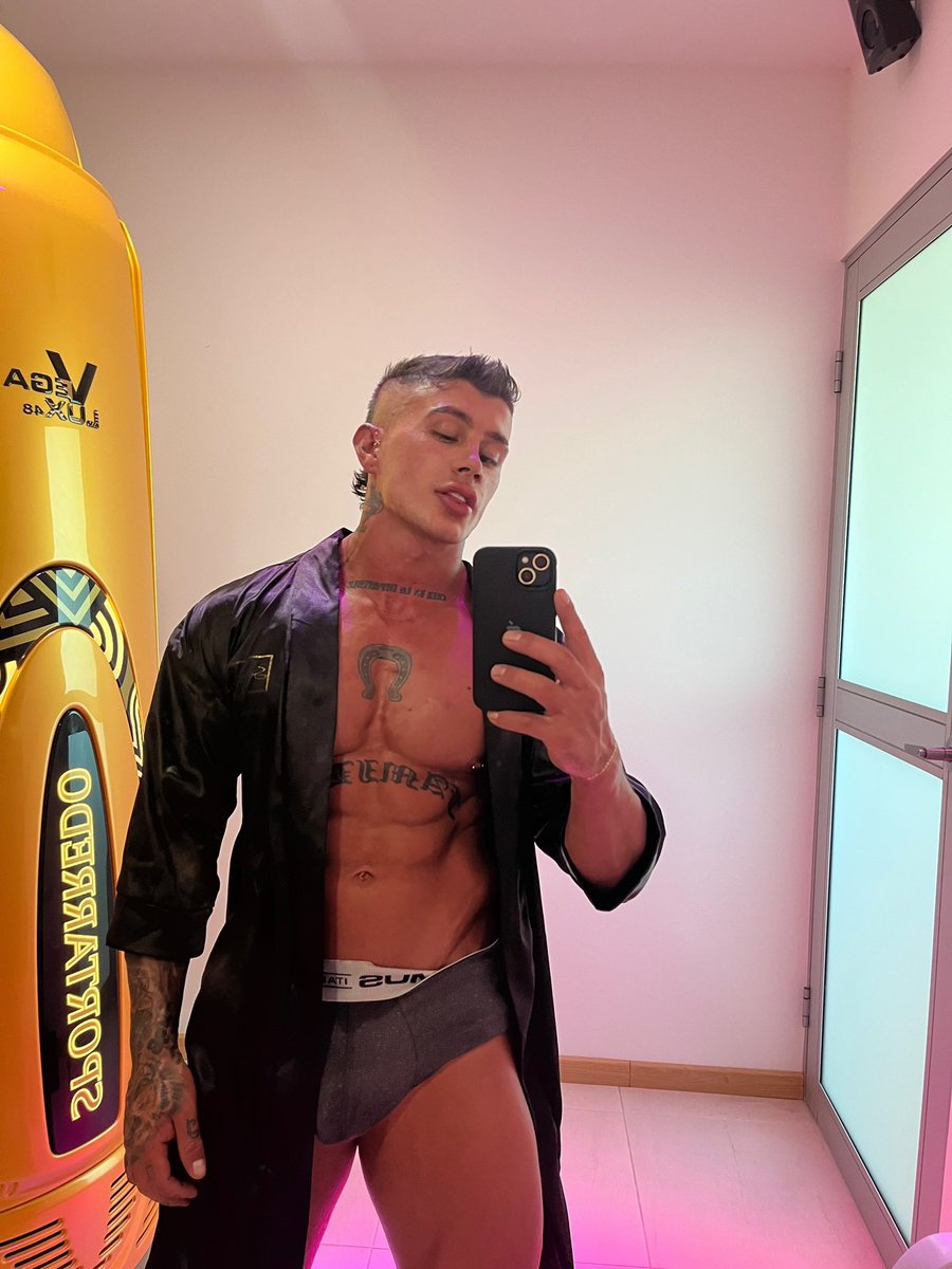 AronPriceF4F's tweet photo. Rt: Someone apply the tanner to me?

60% off my only https://t.co/srxjCb2KMM 😈 https://t.co/CTVtixmvjC