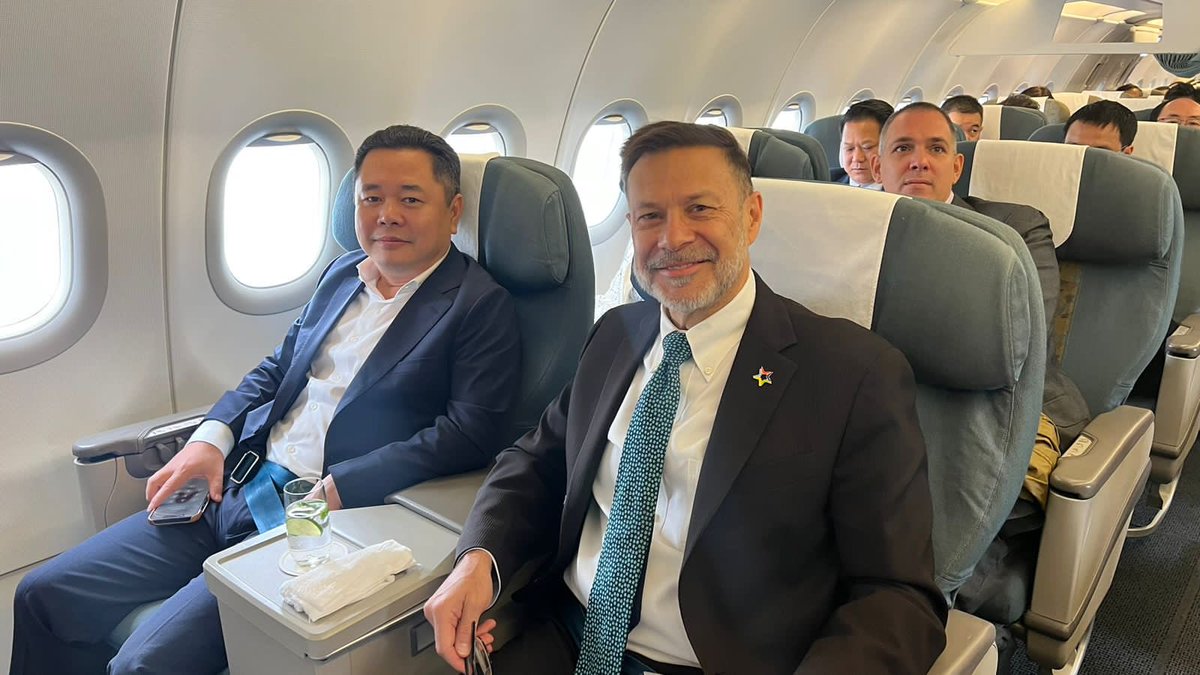 On board first flight to Dien Bien, at invitation of the Minister of Transport, to participate in opening of the new airport.  (My first visit to this historic corner of Vietnam.)

🇦🇺 is involved in 🇻🇳 airport upgrades as part of our #Aus4Transport program.