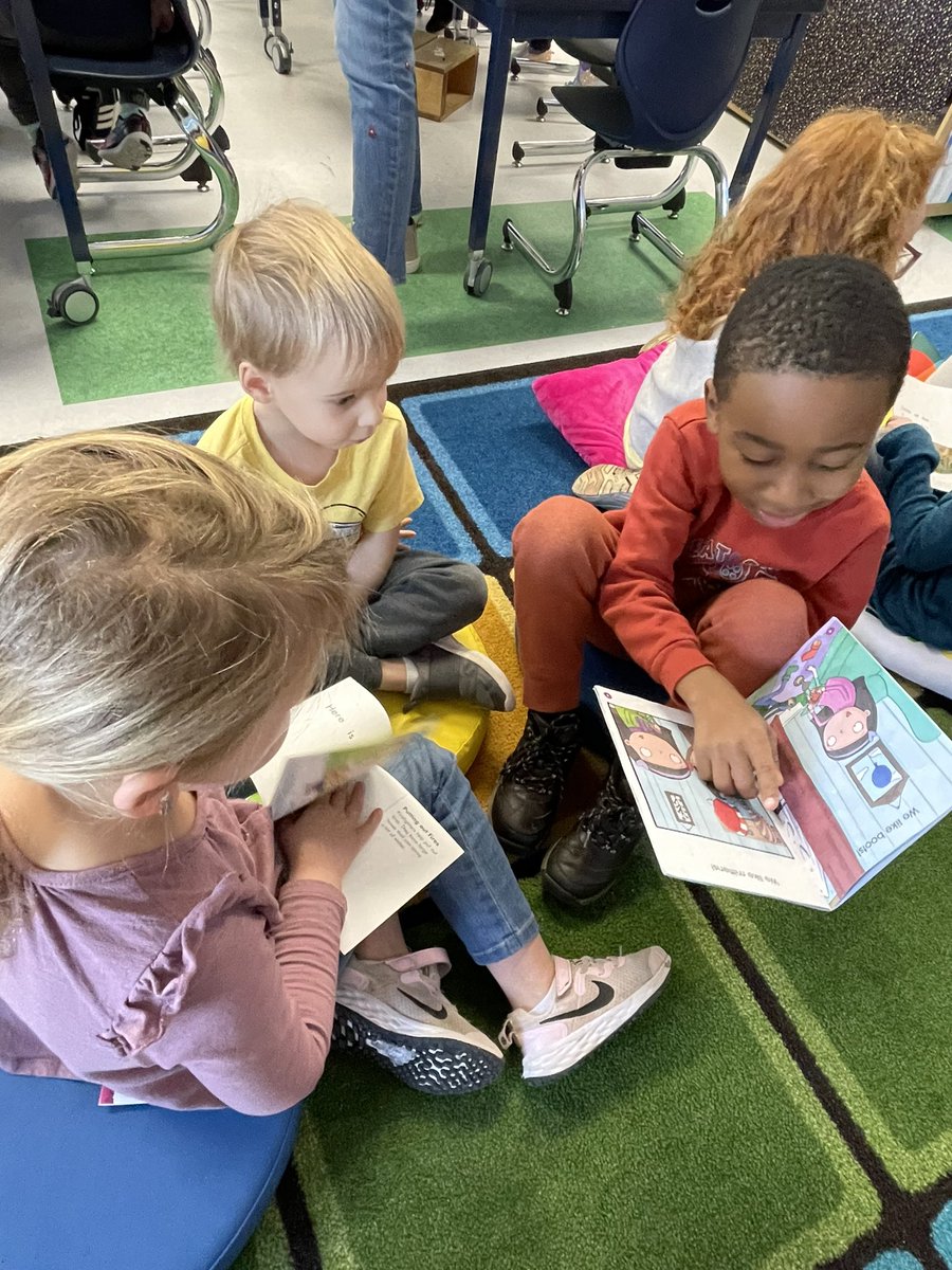 Readers are leaders at McDowell! Our kindergarten students are reading to their preschool Buddies! 📕📕📚
