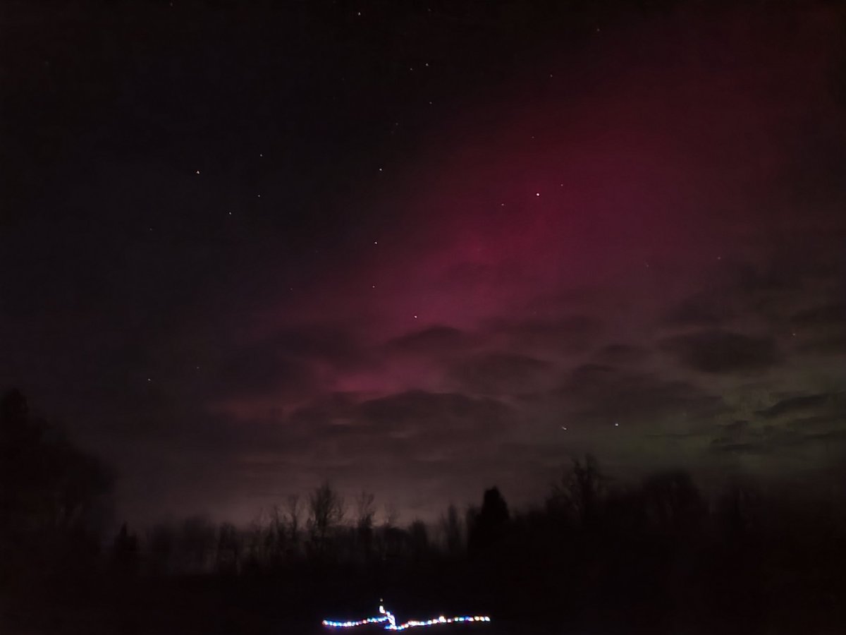 rmalotky's tweet photo. Northern lights at 5 this morning and again at 7 tonight. Amazing both times! https://t.co/49qLVz1LFS