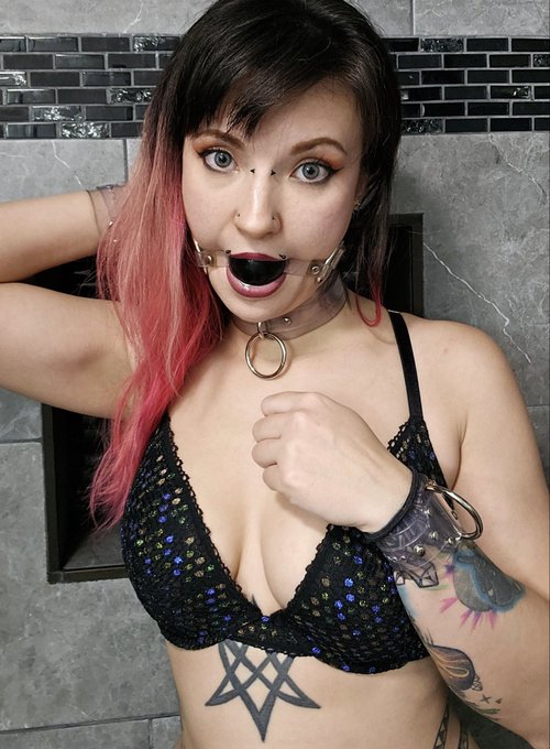 This photo is a little bit more normal 😅  Hope everyone is well! Any fun holiday plans??  Matching gag