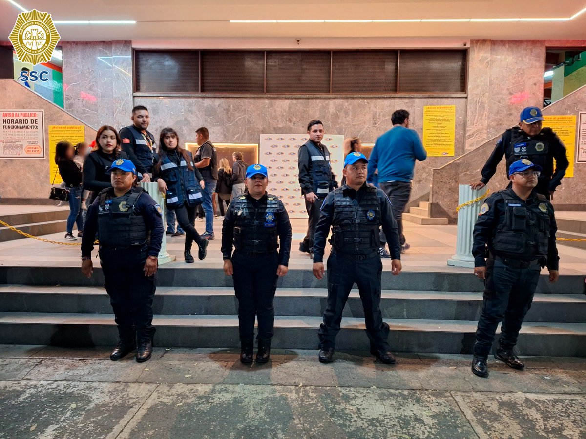 SSC_CDMX's tweet photo. Efectivos de la #PA de la #SSC realizan un dispositivo de seguridad y vigilancia en accesos, taquillas y gradas de la @Arena_MX, en la @AlcCuauhtemocMx, para el encuentro de #LuchaLibre que se lleva a cabo esta noche, donde acuden ciudadanos nacionales y extranjeros. 🚔👮🏻‍♂️👮🏻‍♀️🚔 https://t.co/On6B3kCVxf