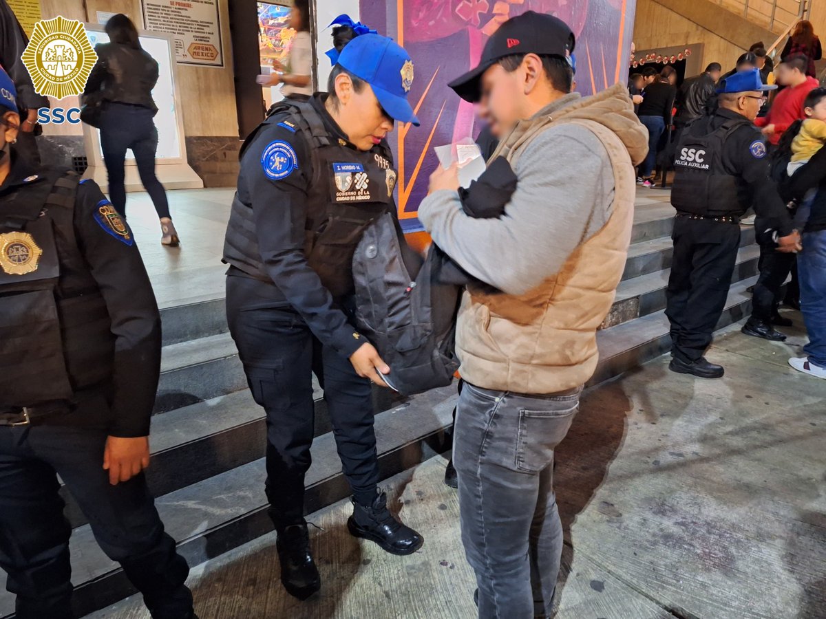 SSC_CDMX's tweet photo. Efectivos de la #PA de la #SSC realizan un dispositivo de seguridad y vigilancia en accesos, taquillas y gradas de la @Arena_MX, en la @AlcCuauhtemocMx, para el encuentro de #LuchaLibre que se lleva a cabo esta noche, donde acuden ciudadanos nacionales y extranjeros. 🚔👮🏻‍♂️👮🏻‍♀️🚔 https://t.co/On6B3kCVxf