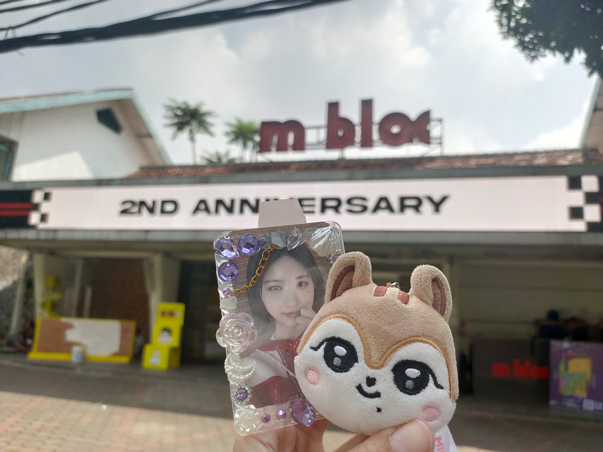 kihyudon's tweet photo. Absen pagi melihat ads anniversary ive dulu sebelum outlet visit ✊🏻🫡
Thank you ads-nya 😍 @iveinaunion
 
#2BeautifulGalaxyWithIVE
#우리의_DECEMBER_영원히_EVER https://t.co/dqUe3uoKFq