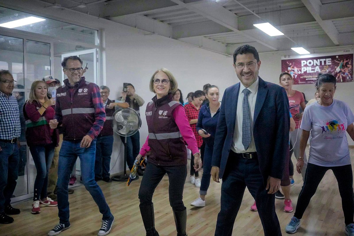 Javier_Hidalgo's tweet photo. La vida es mejor cantando 🎤 bailando y en PILARES 

Esta tarde nos visitó el Jefe de Gobierno @martibatres en el #PILARES “Mariano Abasolo” y le entramos al baile, a un palomazo y a todas las actividades que  nuestra comunidad disfruta día a día https://t.co/B6NxsDDuNh