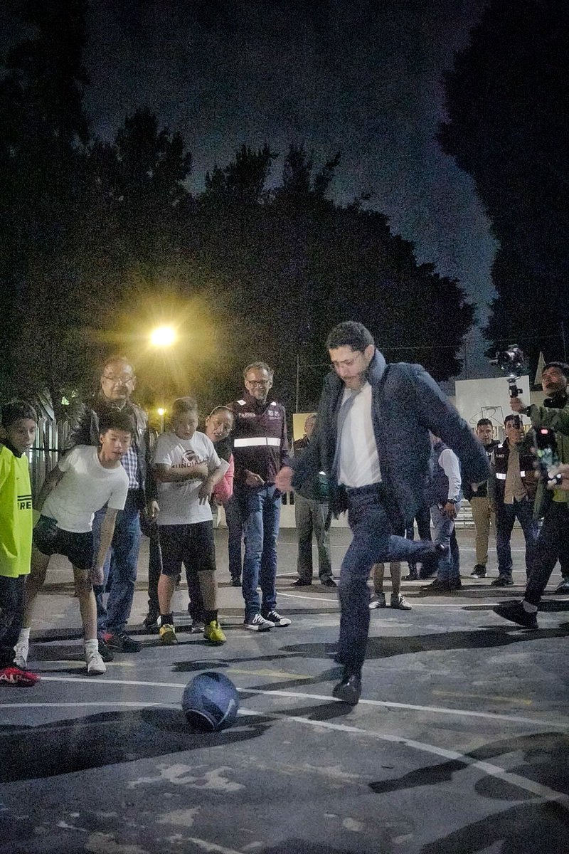 Javier_Hidalgo's tweet photo. La vida es mejor cantando 🎤 bailando y en PILARES 

Esta tarde nos visitó el Jefe de Gobierno @martibatres en el #PILARES “Mariano Abasolo” y le entramos al baile, a un palomazo y a todas las actividades que  nuestra comunidad disfruta día a día https://t.co/B6NxsDDuNh