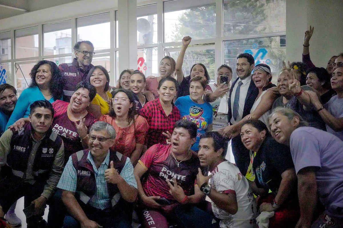 Javier_Hidalgo's tweet photo. La vida es mejor cantando 🎤 bailando y en PILARES 

Esta tarde nos visitó el Jefe de Gobierno @martibatres en el #PILARES “Mariano Abasolo” y le entramos al baile, a un palomazo y a todas las actividades que  nuestra comunidad disfruta día a día https://t.co/B6NxsDDuNh