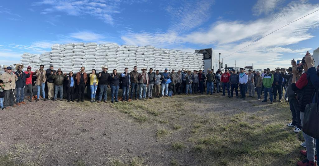 campogobgente's tweet photo. En representación del gobernador @diegosinhue, asistió @RodolfoPonceAvi, Subsecretario de la #SDAyR, a Acámbaro; para junto a la Alcaldesa @CSC_GTO, entregar fertilizante a Agricultores del municipio.
#nuestragrandezaestáenelcampo https://t.co/BmekPCsIjS