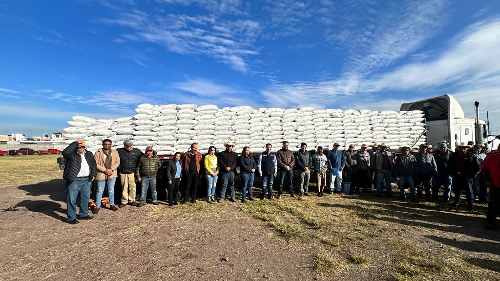 campogobgente's tweet photo. En representación del gobernador @diegosinhue, asistió @RodolfoPonceAvi, Subsecretario de la #SDAyR, a Acámbaro; para junto a la Alcaldesa @CSC_GTO, entregar fertilizante a Agricultores del municipio.
#nuestragrandezaestáenelcampo https://t.co/BmekPCsIjS
