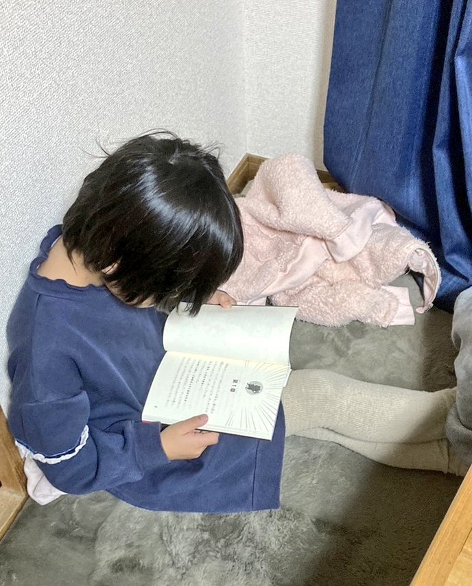 chikuzen_1982's tweet photo. 早川書房(ハヤカワ・ジュニア・ブックス)様よりご恵贈いただきました、「シャードッグ・ホームズ１　ふたりといっぴき探偵団」を���娘が）読了いたしました。
「とても面白くて、フリアが好きです。特にワニの話が面白かったです。また読みたいです」とのこと。娘はこれをとても気に入ったようで（☟） https://t.co/gZ3DRg6xZD