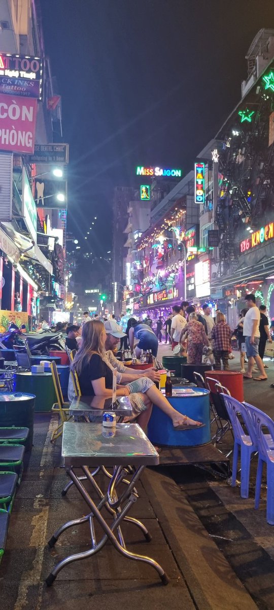 호치민 1군 부이비엔입니다. 여기서 아무 생각없이 맥주나 한잔 합시다. 
심심해여~~