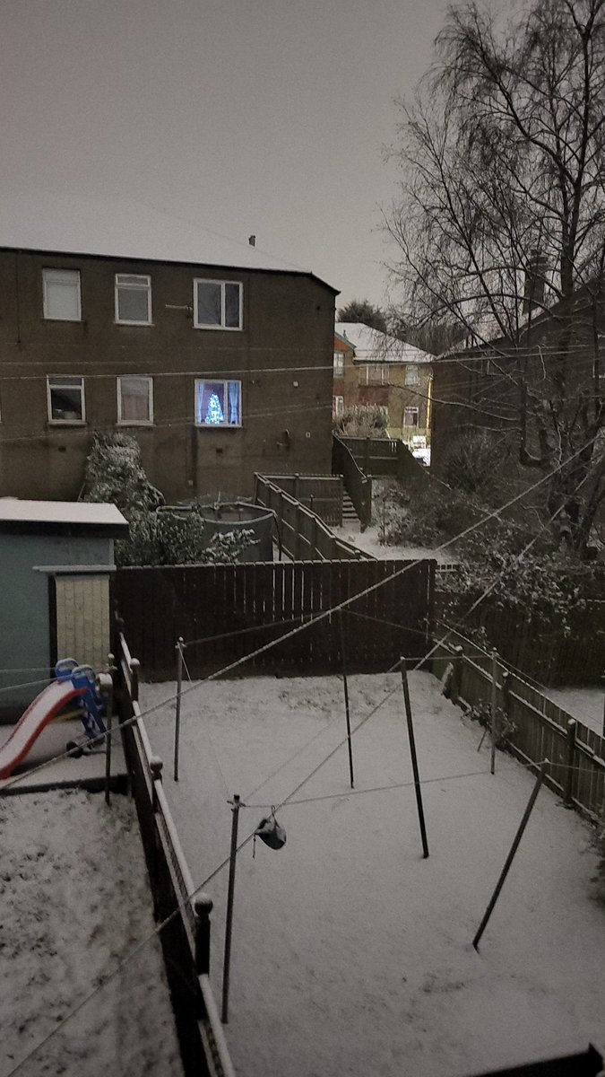Snow, Glasgow 
<a href="/Met4CastUK/">Met4Cast - UK Weather</a> <a href="/Met4CastUK/">Met4Cast - UK Weather</a> <a href="/bbcweather/">BBC Weather</a> <a href="/Petagna/">Marco Petagna</a> <a href="/metoffice/">Met Office</a>