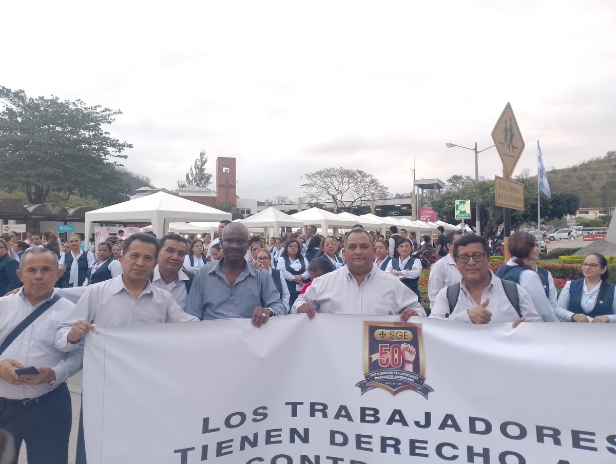 javiergiovanny2's tweet photo. 1er objetivo logrado,ya el Rector de la UCSG contestó,se viene lo mejor para los Trabajadores más desprotegidos,a los que No le dan Uniformes,a los que No le dan el almuerzo,a todos los compañeros de Contrato Administrativo,a todos ellos Dios estará con Ustedes. https://t.co/upP6TpcP5O