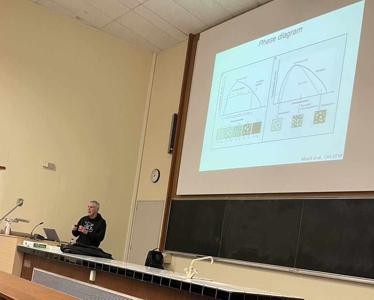 Dj0gil's tweet photo. @SFV_France merci à #yves_gaudin parrain de la promotion master_virologie2023  pour sa conférence sur les usines virales donnée @unistra en amont de la remise des diplômes 👍 https://t.co/NUnseKCQNC