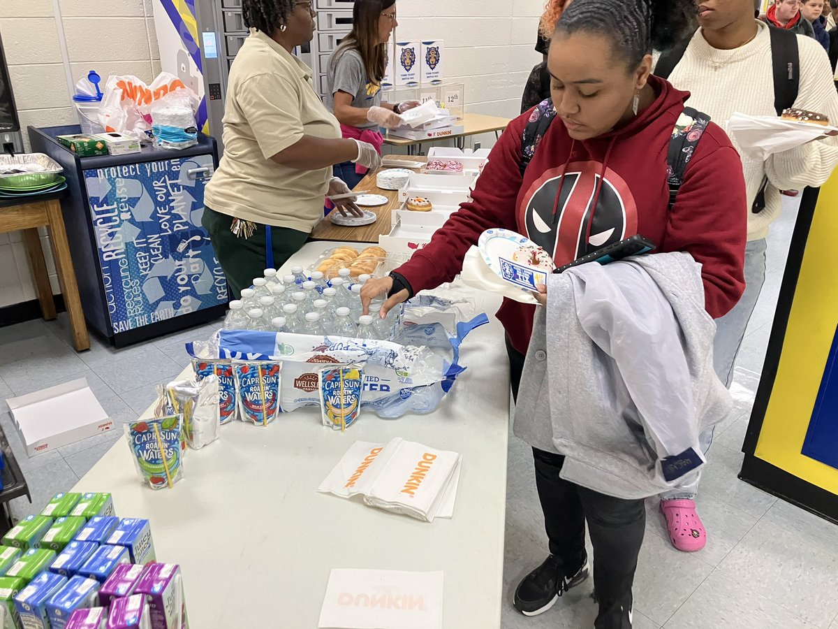 CresciMarty's tweet photo. Honor Roll Breakfast today ! Celebrating the 150 students who earned this distinction first marking period at Alexis I du Pont High School!!! #AIHSTigerPride @RedClaySchools @Mrs_Varga132 https://t.co/cgn88J4pIS