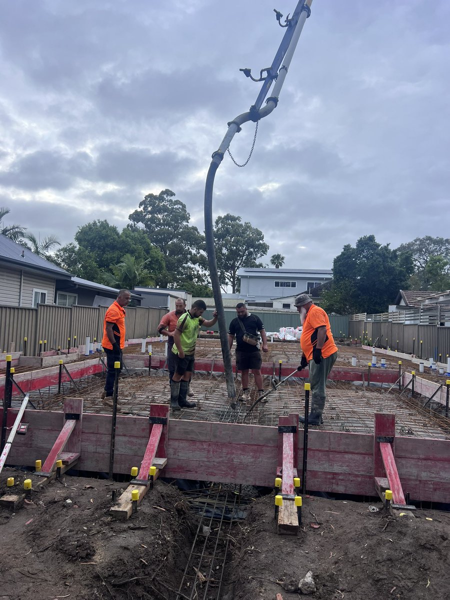 dxd_d97's tweet photo. Big footing 浇水泥，和formworker，concretor合个影
“fairfairhakey”是汤加“你好的意思 https://t.co/JP2mKtFddA