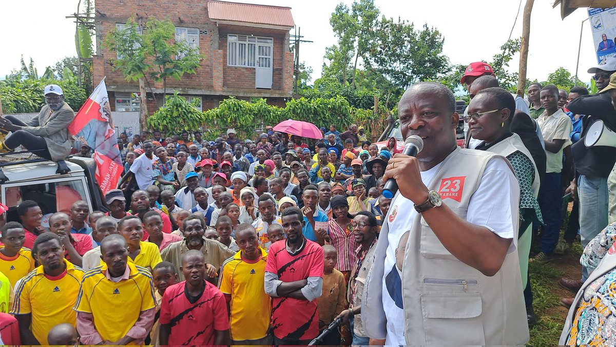 FaustinDan53218's tweet photo. #Election2023 #kabare @eustacheMuhanzi MUBEMBE candidat à la députation nationale No23  a communié avec la pop du groupement de Bushumba par le village Mulengeza gwa Mbagira, Miti-Chombo, Kavumba, Kalambagiro et Mulengeza-Mushumbu
#objnat150
#prov30
@BillyKambale1 
@Bibishe6 https://t.co/Tu44W1bGVo