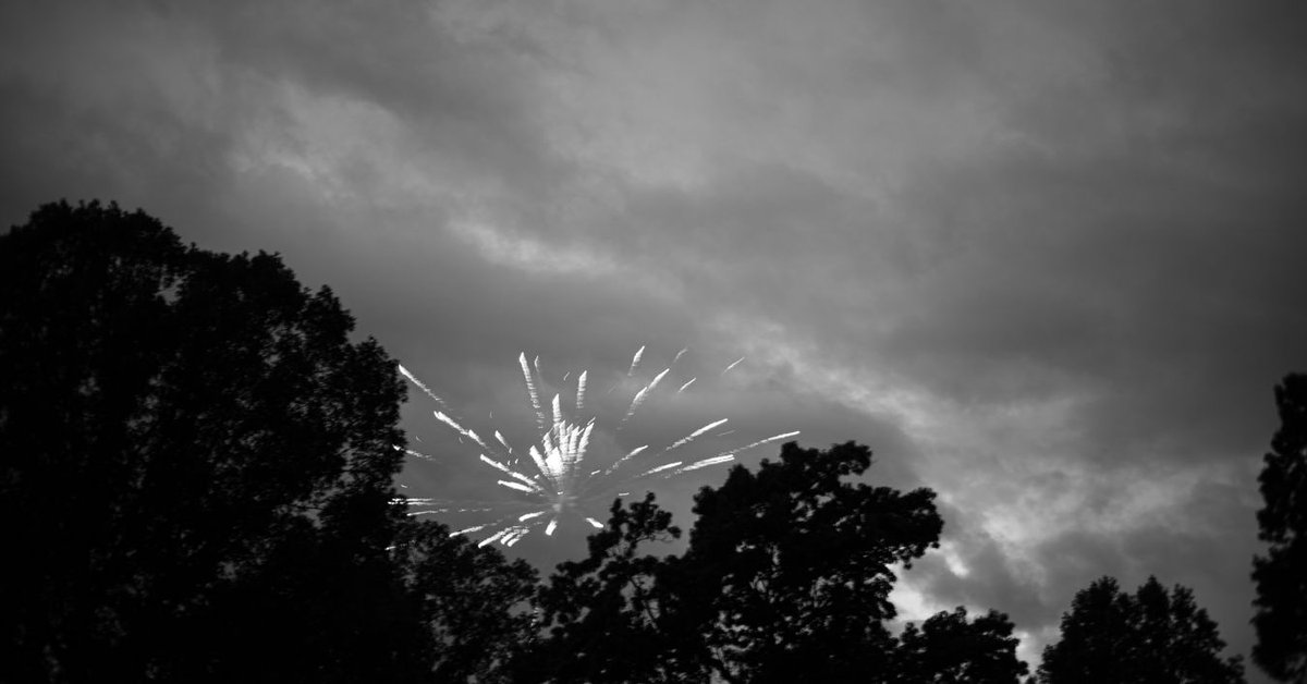 It is possible to shoot fireworks without a tripod, but you gotta be quick and steady. #4thofjuly #bw #bnw #bw_lover #monochrome #blackandwhitephotography #bnw_society #bw_photooftheday #monoart #monochromatic #bwstyles_gf #bnw_captures #monotone