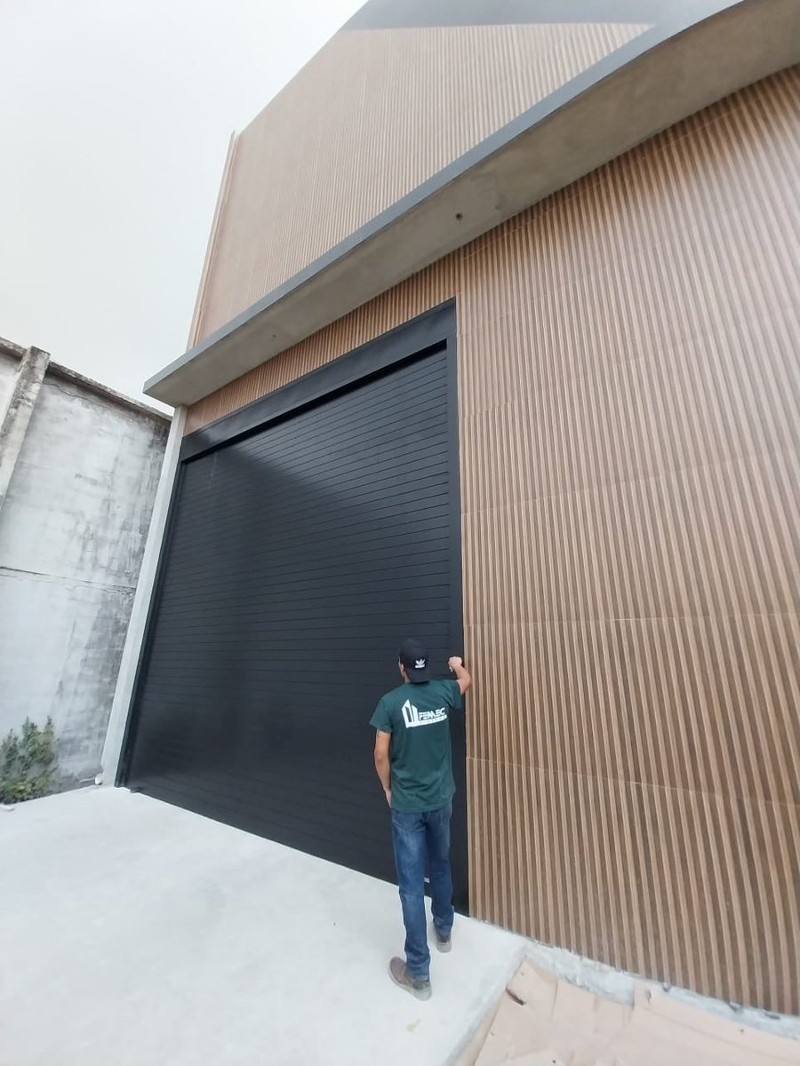 femec_ca's tweet photo. 5 x 5 metros #Guayaquil puertas enrrollables de aluminio. Motorizadas, pintura electrostática con calidad #Qualicoat, no se oxidan. 
Fabricadas a medida en #Ecuador #Samborondón #Garage https://t.co/IorCFQ583q