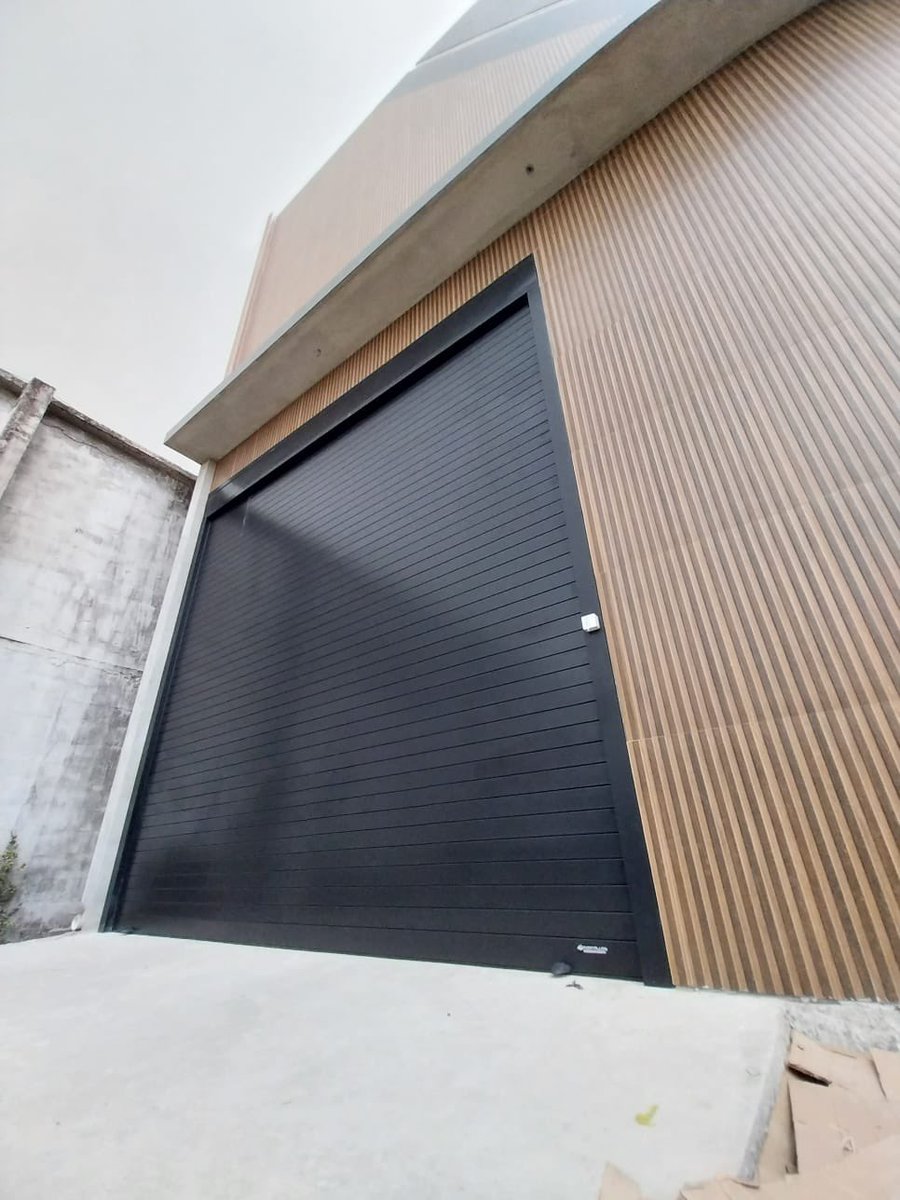femec_ca's tweet photo. 5 x 5 metros #Guayaquil puertas enrrollables de aluminio. Motorizadas, pintura electrostática con calidad #Qualicoat, no se oxidan. 
Fabricadas a medida en #Ecuador #Samborondón #Garage https://t.co/IorCFQ583q