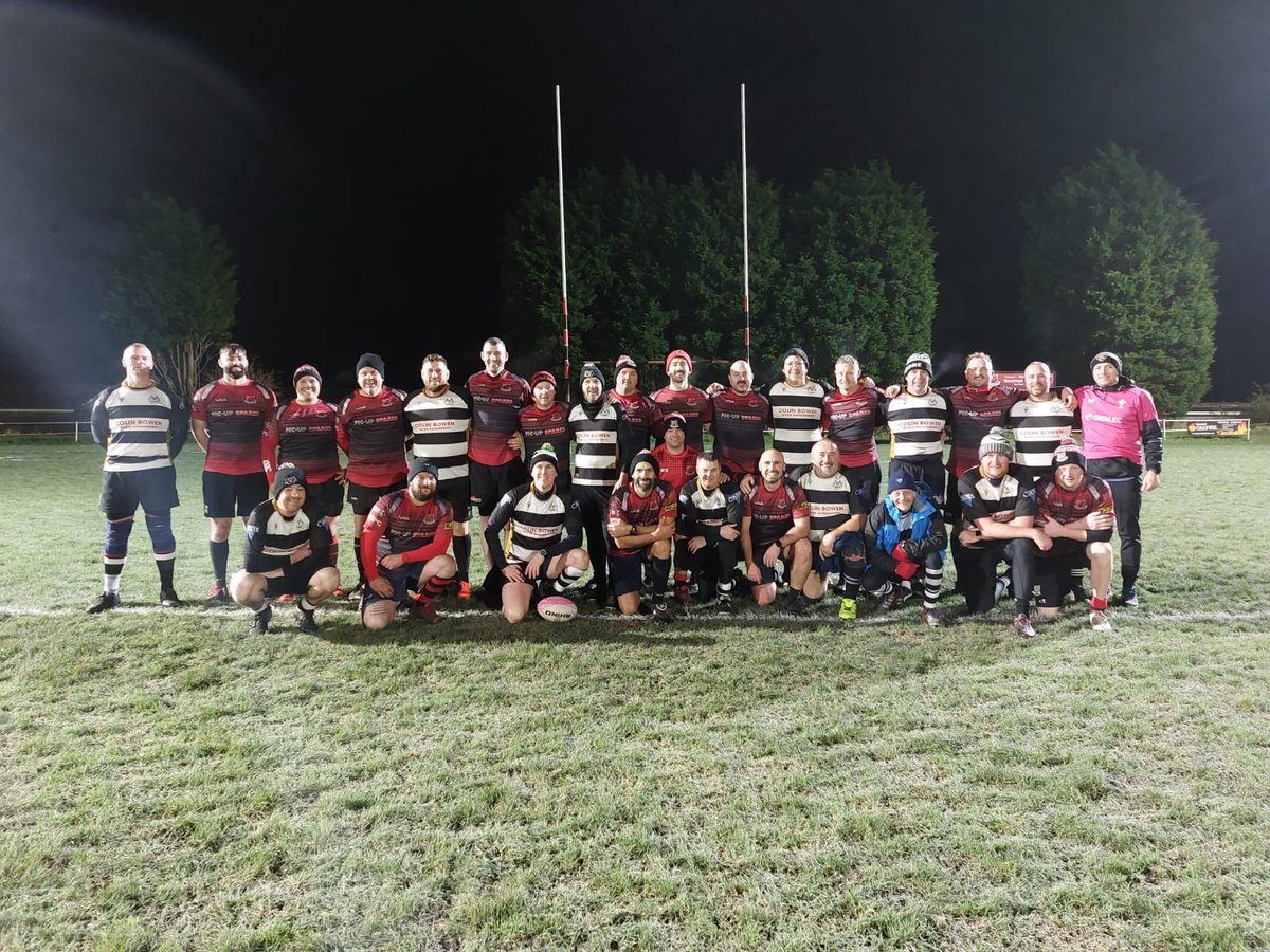 Great fun this evening, hosting @vardrerugby in our first vets touch rugby game. Massive thanks to @ianty10 for refereeing it 🙌🙌 hopefully we can come to you guys soon to replay 💪💪💪 @Bonymaenrugby @ExBonyRFC ⚫️🔴⚫️🔴⚫️🔴⚫️