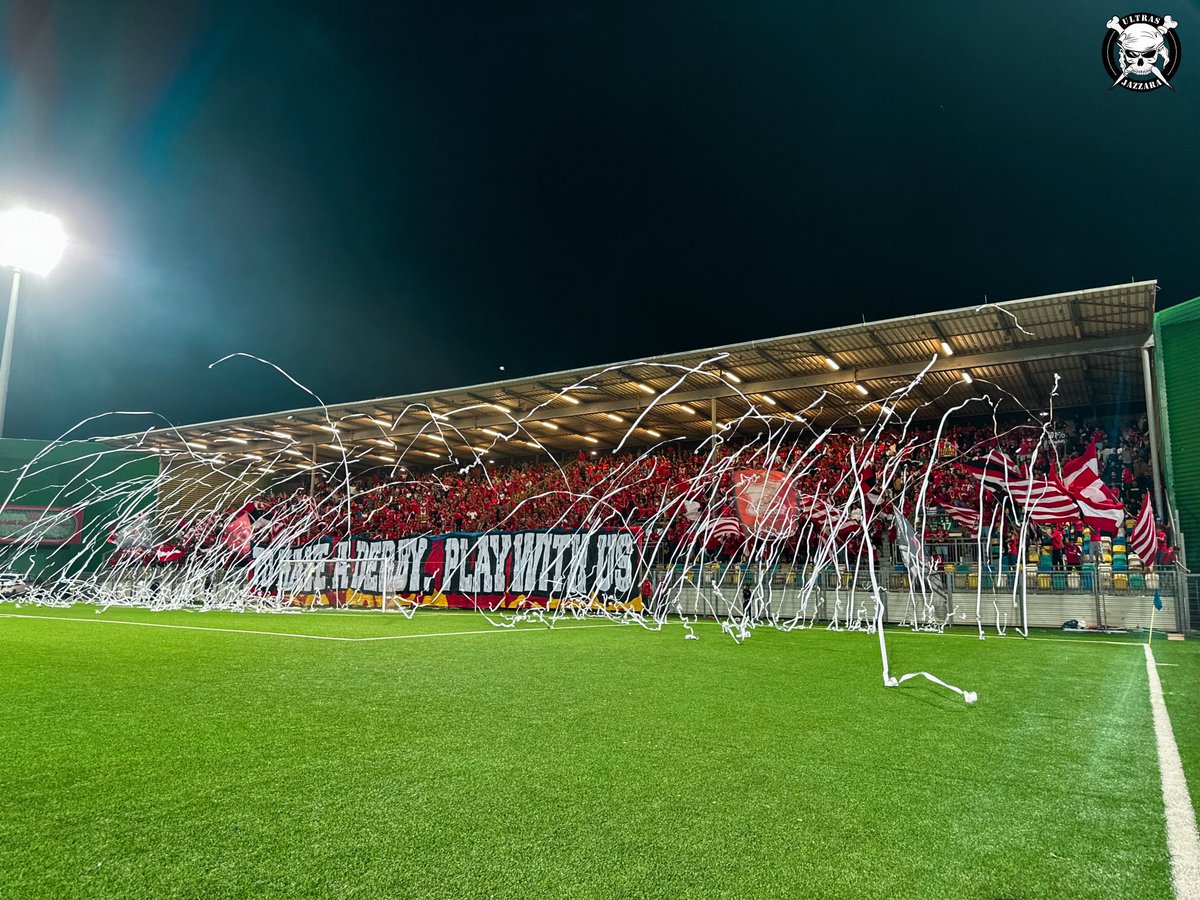 📷|| 1 ديسمبر 2023 

◾️مشهد متكرر من فيلم معروف  ، حيث تواجد المتعصبون الأوفياء خلف فريقهم مجددين لعقود الوفاء التي لن ينقضوها ما حيوا وما داموا فلم يتخلفوا يوما عن واجبهم إزاء من يعشقون.

#عاش_الأهلي_1947
#مع_الحمرا_للأبد