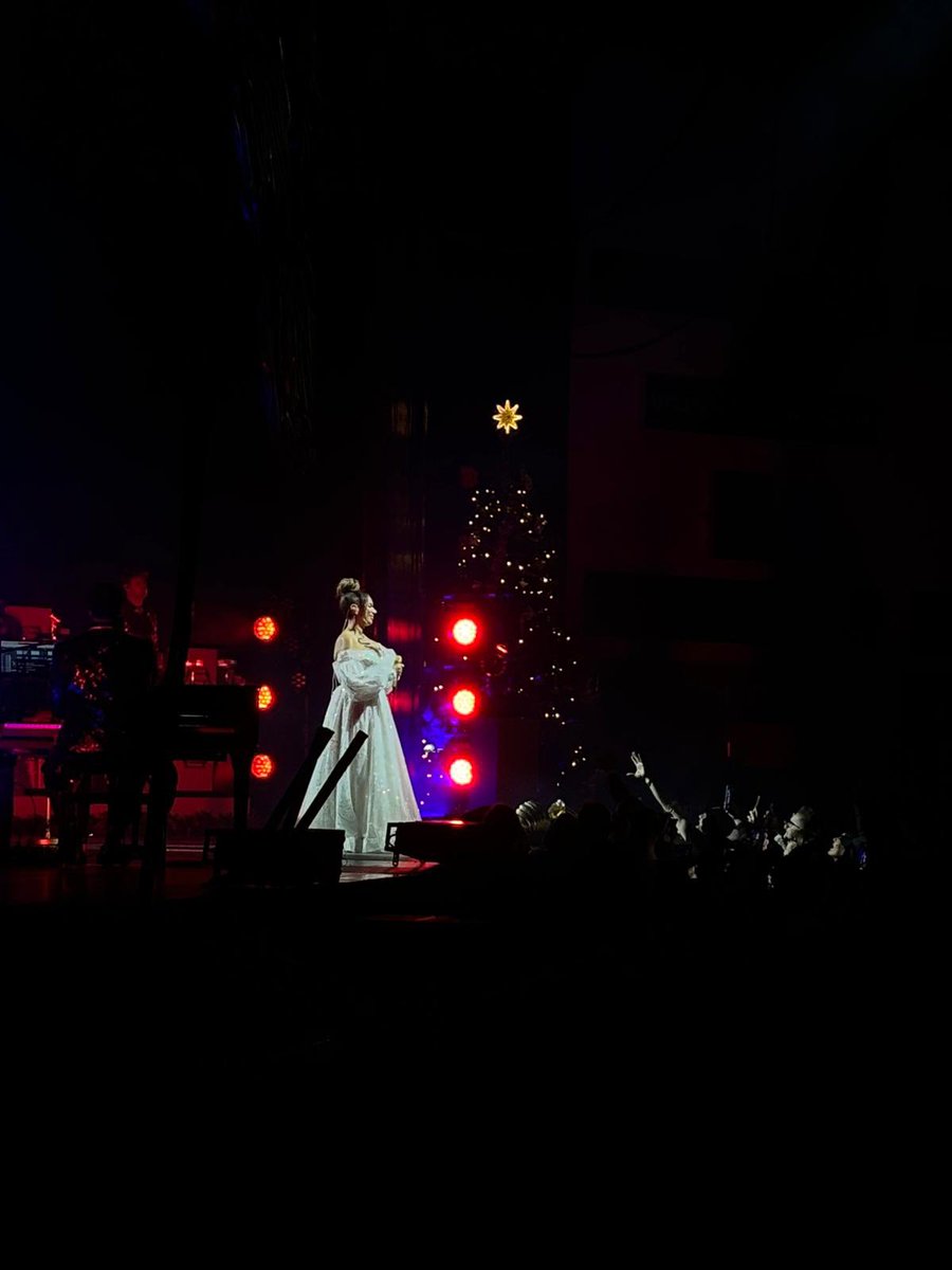 eilatan_senoj's tweet photo. @leonalewis putting on an amazing show despite evidently suffering and feeling unwell is insane 🤯 fantastic band, amazing vocals, and a fabulous show to fire up the Christmas spirit 🎄 ⭐️ ♥️ https://t.co/tgd5bsN9zi