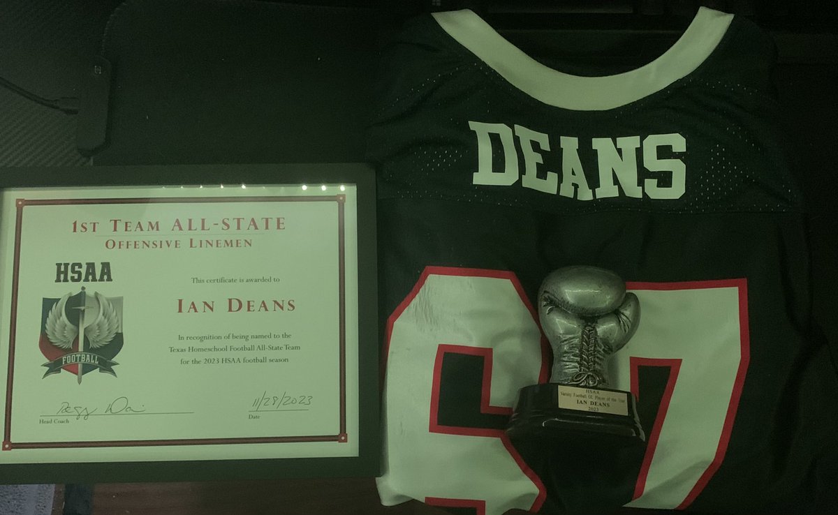 Extremely honored to have received both the 1st Team All-State award for O-line, and HSAA O-Lineman of the Year! It’s been a crazy season, thank you to <a href="/HSAA_Football/">Dallas HSAA Football 🏈</a> for making my last two years of HS football so memorable.