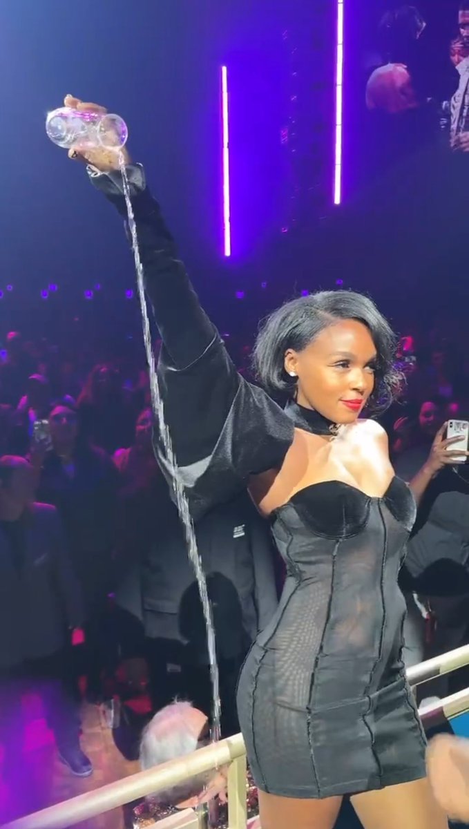 Happy birthday to the young legend <a href="/JanelleMonae/">Janelle Monáe👽🚆🤖🚀🪐</a> !! 🥳🎂