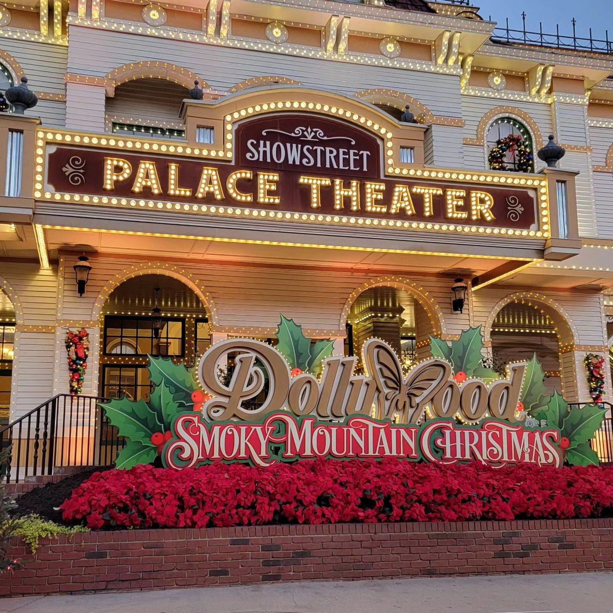 My_PigeonForge's tweet photo. Can you feel the Christmas spirit in the air?🎄  

📸: Shelley C. https://t.co/79saBGBTSf