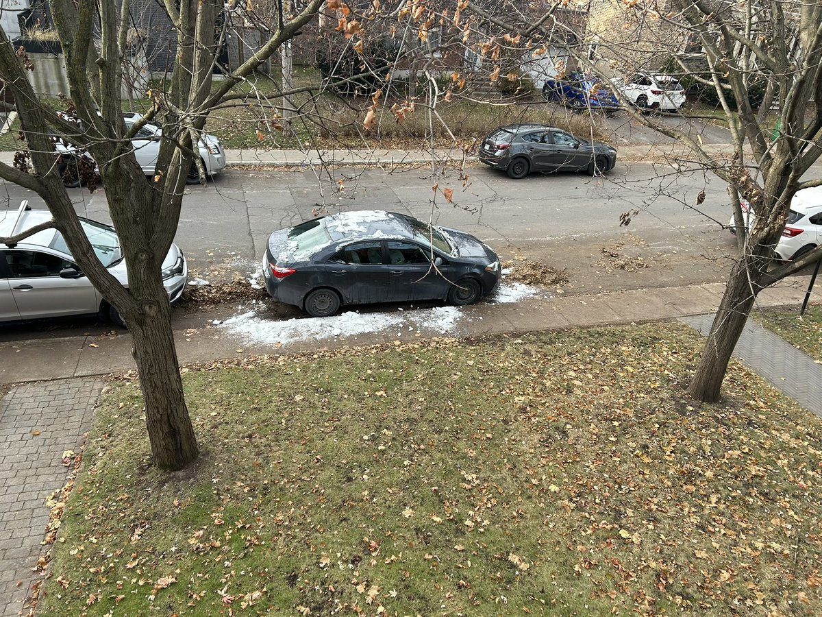 CarolineVanVCTV's tweet image. Looks like this car beat everyone to it. Hope he had his winter tires on! #snowcar