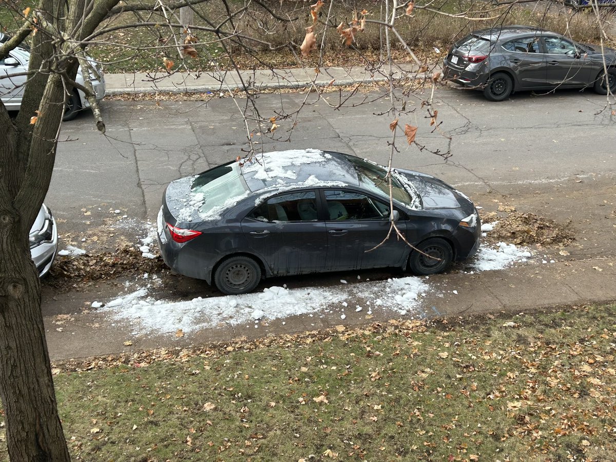 CarolineVanVCTV's tweet image. Looks like this car beat everyone to it. Hope he had his winter tires on! #snowcar