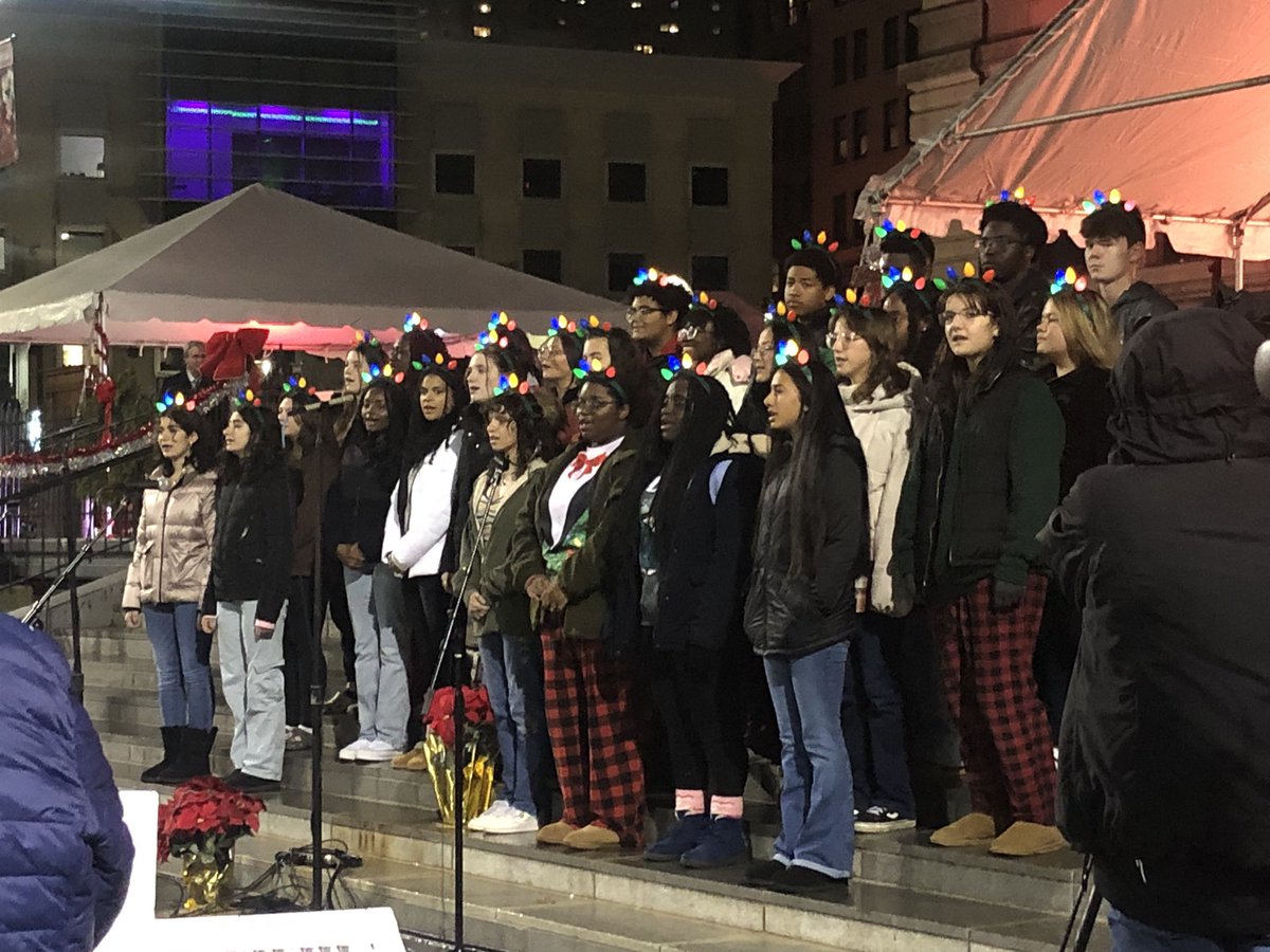 WPSPerformArts's tweet photo. #FestivalOfLights @TweetWorcester @worcesterpublic Beautiful night in the City! Saw loads of alumni, #SouthHigh #BMS #BHS students! Thank you #RiceSquare, #Roosevelt, #SouthHigh, #BurncoatHigh https://t.co/6dwWzNHFV6