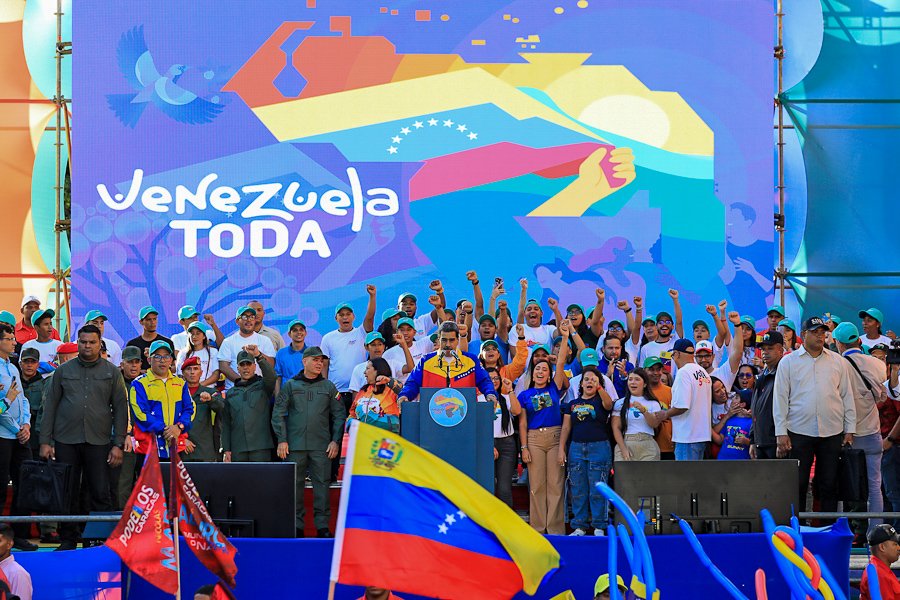 NicolasMaduro's tweet photo. Hemos sido testigos de la Campaña más admirable que jamás se haya visto en un proceso en Venezuela en dos siglos de República. Qué hermosas han sido las manifestaciones de amor del pueblo a lo largo y ancho del país. Todo el reconocimiento al pueblo venezolano, unido en una gran causa nacional de varias generaciones: Nuestro Esequibo.