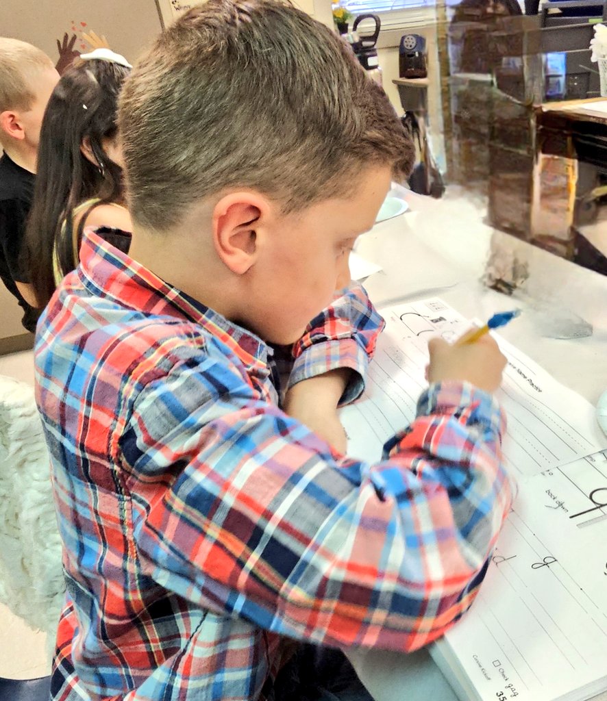 We had a Fancy Day for our first day of cursive instruction! Our 2nd graders were all dressed up and ready to learn! #cursive #pisd #pisdela #pisdelachat #pasadenaisd #SouthBeltES