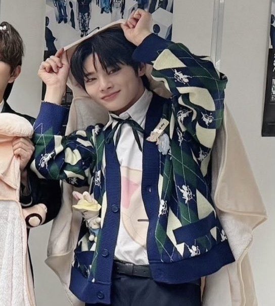 [INFO🦊]

This ‘General Idea’ cardigan worn by I.N is sold out on the official Musinsa website AND the “General Idea” official website now! 🤩

#아이엔 #I_N #StrayKids  #アイエン #梁精寅 <a href="/Stray_Kids/">Stray Kids</a>