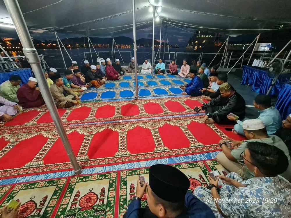 Majlis Tahlil Perdana dan Doa Selamat Skuadron Kapal Latihan Ke-27 telah dilaksanakan di Geladak Penerbangan KD GAGAH SAMUDERA pada 30 Nov 23. Majlis dipimpin oleh Mejar Khairul Amilin bin Nordin, Pegawai Agama KDSI I. Disampaikan juga tazkirah berkisar berkaitan jihad.