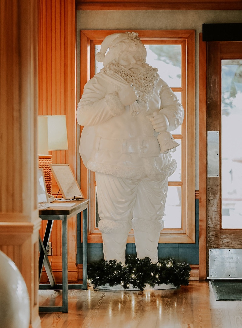 We're feeling festive at Semiahmoo! From tonight's Holiday Lights Market to Christmas Eve Brunch at the Country Club, we've got you covered this season! ✨

Check out our complete lineup of seasonal events here: bit.ly/3u90yLI