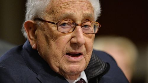 FrammeryChloe's tweet image. HENRY ALFRED KISSINGER EST MORT.
Le 29 novembre 2023.
Celui qui a encouragé les bombardements au Vietnam, obtenu le prix Nobel de la paix juste après ça, soutenu la mise en place de Pinochet au Chili, été le prof de Klaus Schwab à Harvard, été le bras droit des Rockefeller, ....