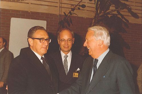 FrammeryChloe's tweet image. HENRY ALFRED KISSINGER EST MORT.
Le 29 novembre 2023.
Celui qui a encouragé les bombardements au Vietnam, obtenu le prix Nobel de la paix juste après ça, soutenu la mise en place de Pinochet au Chili, été le prof de Klaus Schwab à Harvard, été le bras droit des Rockefeller, ....