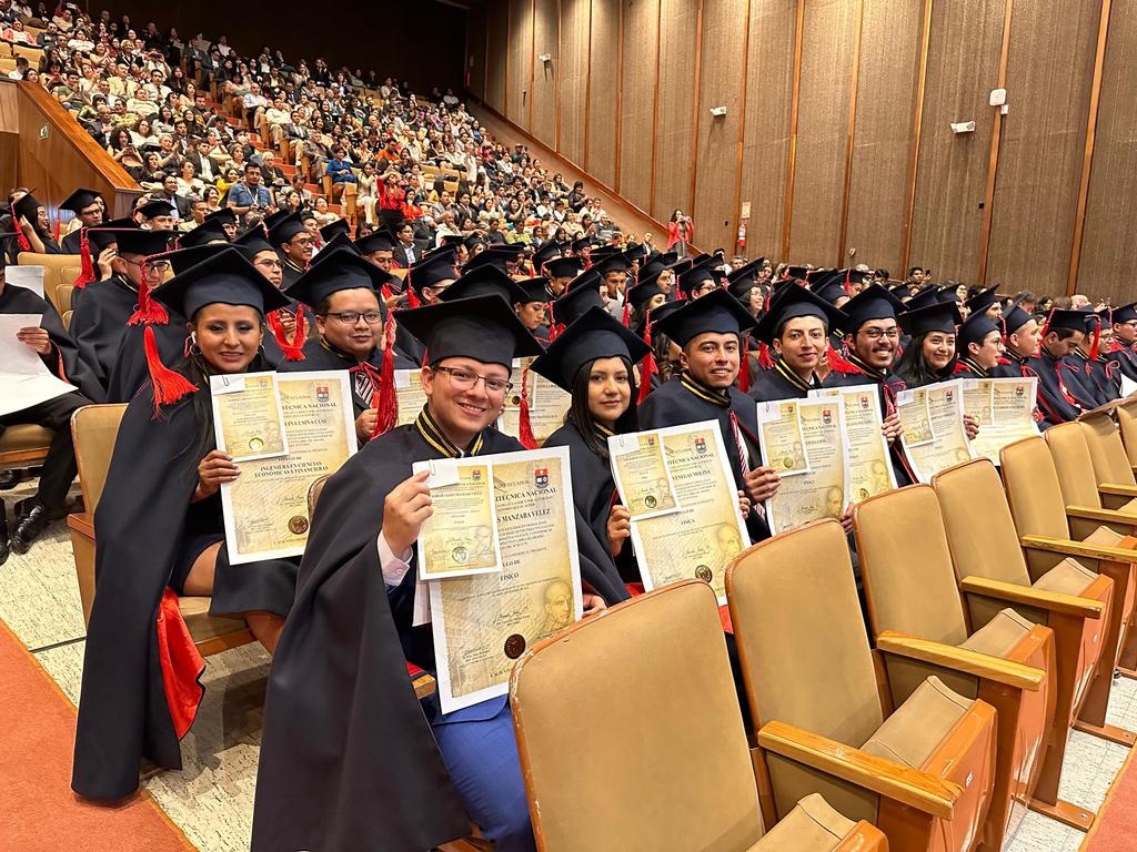 EPNEcuador's tweet photo. @FlorinellaM 🎓#GradosEPN | La #EPN felicita a los 117 nuevos profesionales de Ciencias, Ingeniería Mecánica, e Ingeniería Química y Agroindustria.
¡Gracias por llenar nuestro corazón de #OrgulloPolitécnico🦉! https://t.co/FNfK5XvgW4