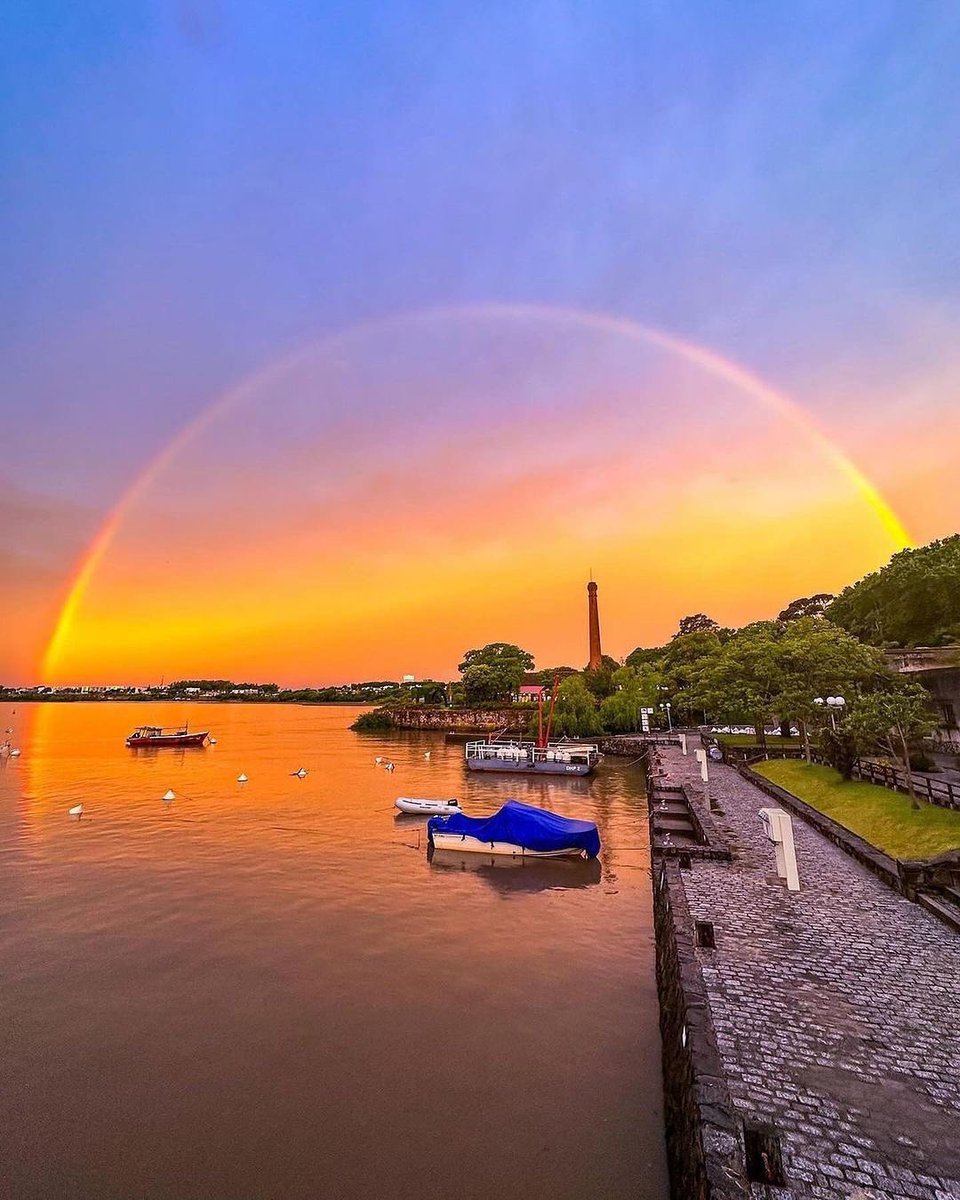 Diciembre nos recibe con esta maravilla 🌈😍
📍Colonia, Uruguay