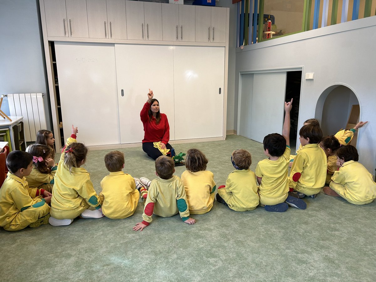 inevelasques's tweet photo. "No podemos educar para el mañana en la aquitectura del ayer"
Capacitación de la mano de @MarIzuel en @colemontse Barcelona. 

Una jornada inspiradora, motivadora y de muchos aprendizajes. GRACIAS https://t.co/B3FE9NkXvJ