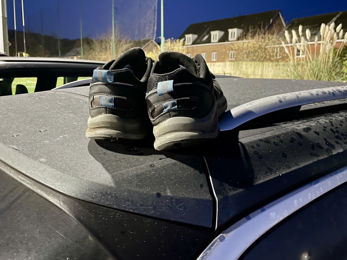 chris_edwardss's tweet photo. Benefits of the 20 mph speed limit? I drove 1.5 miles with my walking boots on the roof of my car.
#20mphspeedlimit #speedlimit #20mph #cymru #wales https://t.co/bODa0rOj18
