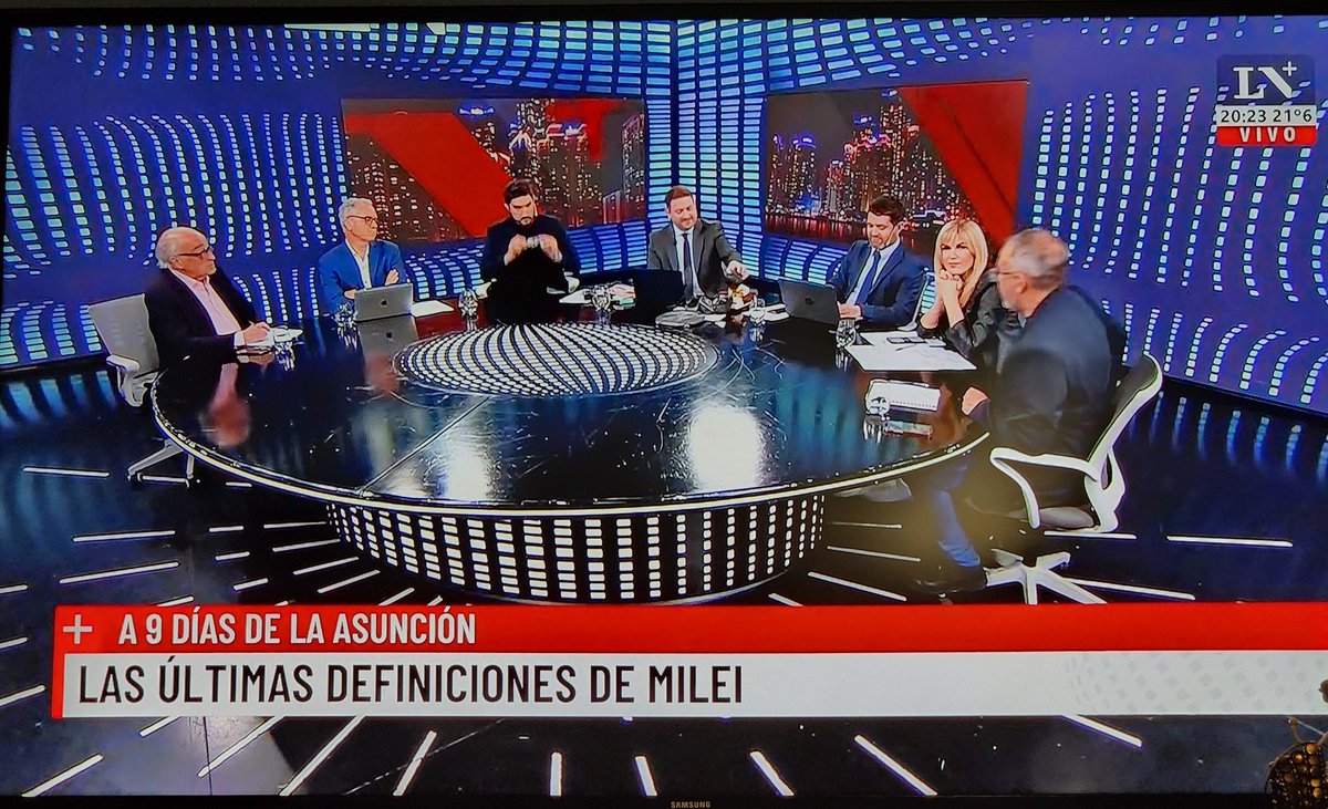 giseladib's tweet photo. Dice Viale: "Milei no está eligiendo amigos". 🙄
Maybe.
Pero Guillermo Francos sí.

Y @JonatanViale también: semejante "mesaza" en #MasRealidad pero insiste en el protagonismo de amigos y ni por un rato chiquitito le pone un bozal a "Luquita" para que deje hablar a los que saben. https://t.co/87W3Ga6vU4
