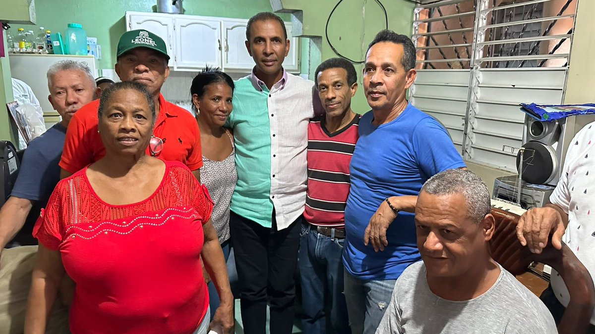DomingoCG1's tweet photo. ¡Una reunión espectacular en Los Farallones de Cristo Rey con Pedro Martínez, Carlos Casanova, Irenes Suárez y Antonio Cuevas, valiosos aliados, todos presidentes de la dirección media de la Fuerza del Pueblo!

¡Su apoyo y compromiso son increíbles! Gracias por trabajar juntos por un futuro brillante para nuestra comunidad.

#JuntosPorLaCapital