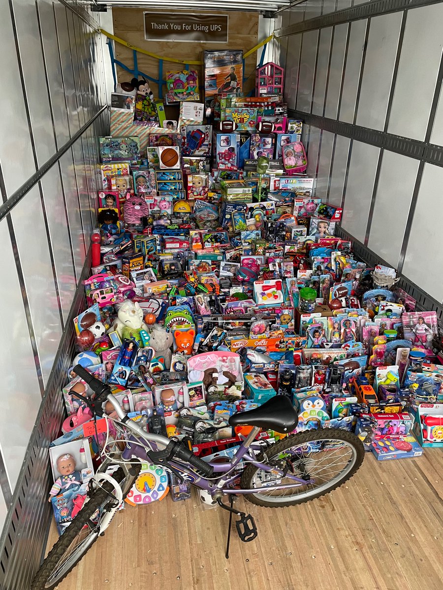OCFeederSafety's tweet photo. This year Wisconsin @UPSers organized a Toy Drive for COA Youth and Family Services, a wonderful charity in Milwaukee. Today we were fortunate to hand over the MANY wonderful toys that our generous UPSers donated. Thank you to @JaradZimmerman and @UPS for making this happen! https://t.co/aM3vPhLPb5